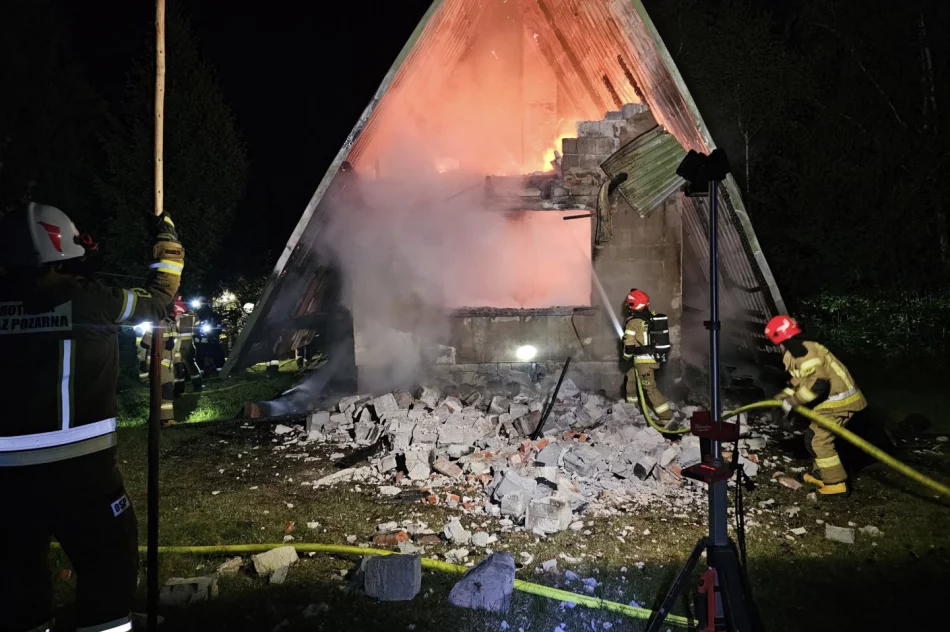 Pożar w Jurkowie. Ogień strawił cały budynek - zdjęcie 8