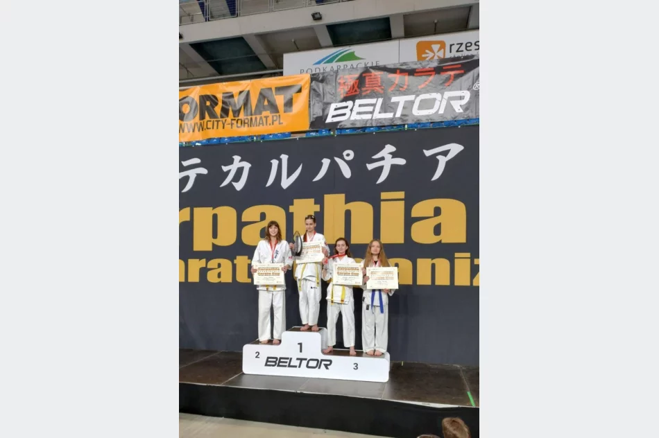 ​Carpathia Karate Cup 2025: Sukcesy młodych zawodniczek z klubu​ Karate Kyokushin Stara Wieś - zdjęcie 6