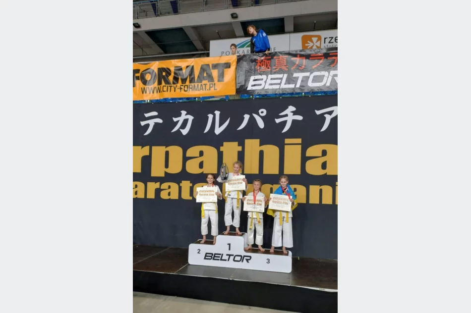 ​Carpathia Karate Cup 2025: Sukcesy młodych zawodniczek z klubu​ Karate Kyokushin Stara Wieś - zdjęcie 7