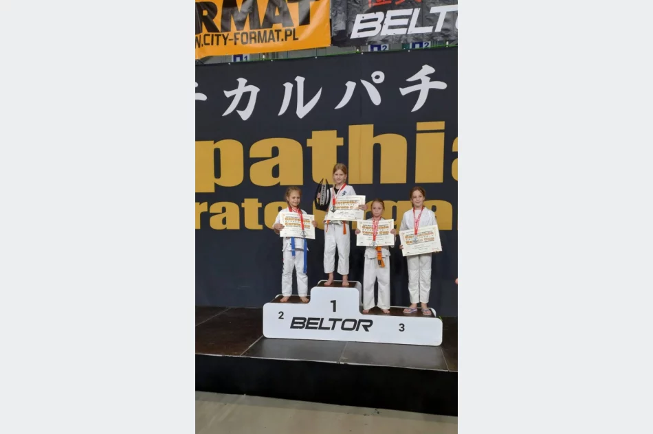 ​Carpathia Karate Cup 2025: Sukcesy młodych zawodniczek z klubu​ Karate Kyokushin Stara Wieś - zdjęcie 9