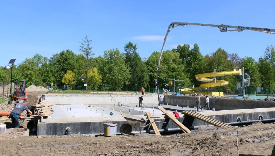 Trwają prace nad modernizacją otwartego  basenu kąpielowego - zdjęcie 1