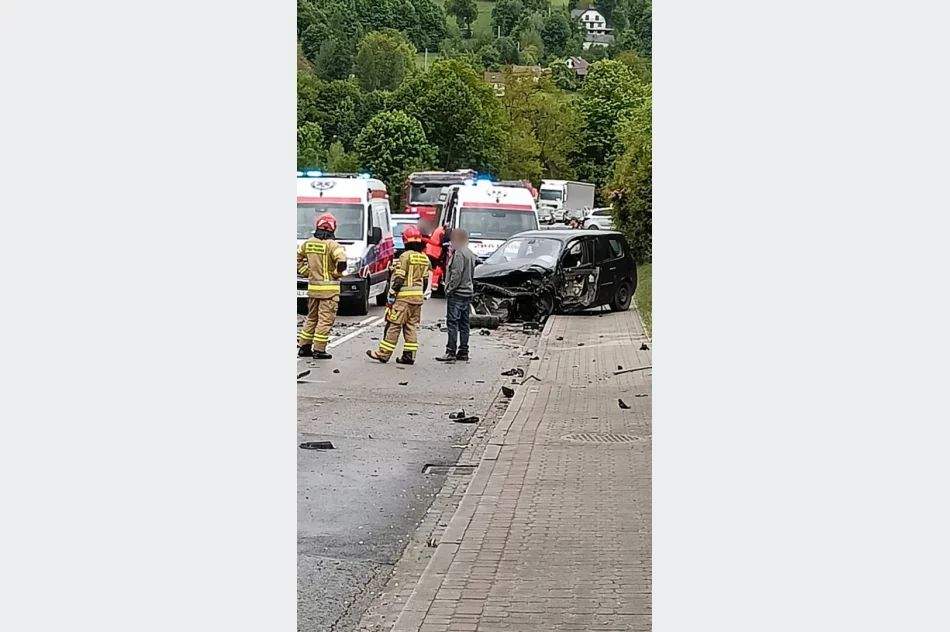 Cudem nie doszło do tragedii - ładunek przygniótł samochód - zdjęcie 2