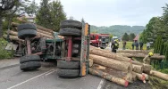 Cudem nie doszło do tragedii - ładunek przygniótł samochód - zdjęcie 4