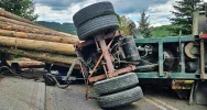 Cudem nie doszło do tragedii - ładunek przygniótł samochód - zdjęcie 5