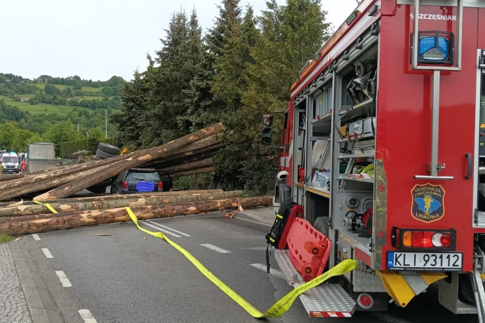 Cudem nie doszło do tragedii - ładunek przygniótł samochód - zdjęcie 8