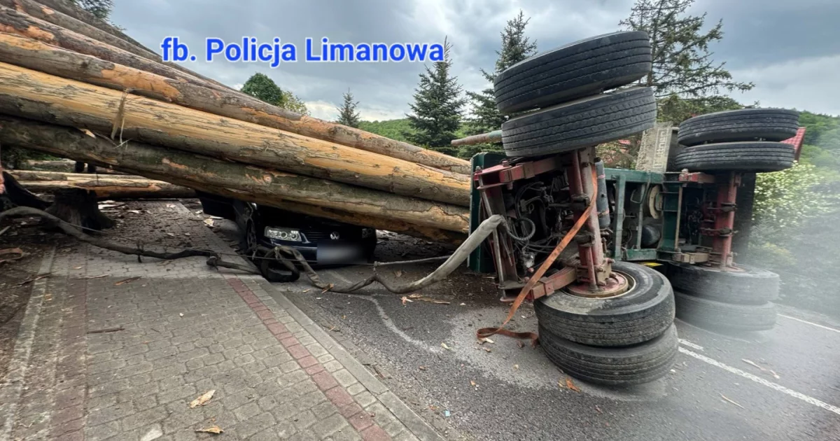 Cudem nie doszło do tragedii - ładunek przygniótł samochód