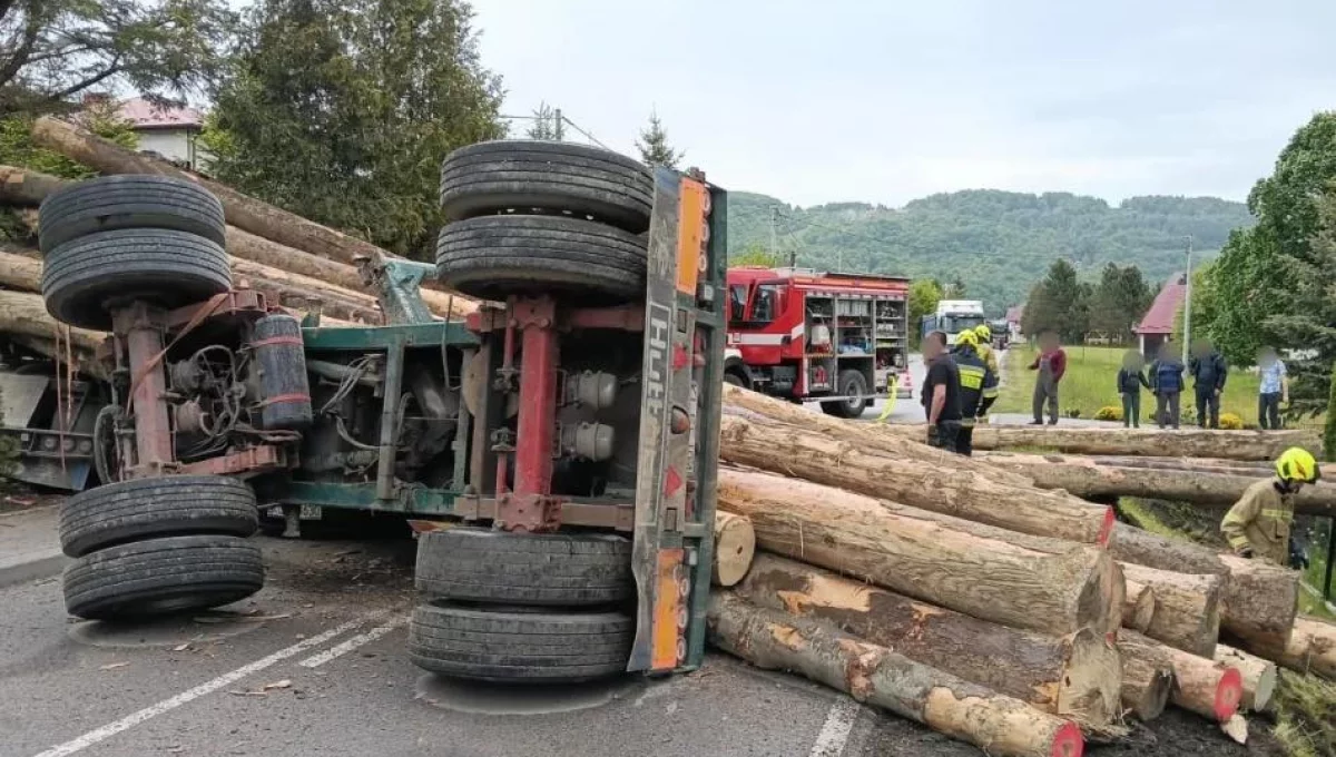 Wypadek drogowy w Laskowej - przewrócona ciężarówka z drewnem i służby ratunkowe na miejscu (Fot. OSP Laskowa)