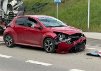 Osobówka wjechała na wysepkę i zniszczyła znaki (WIDEO) - zdjęcie główne