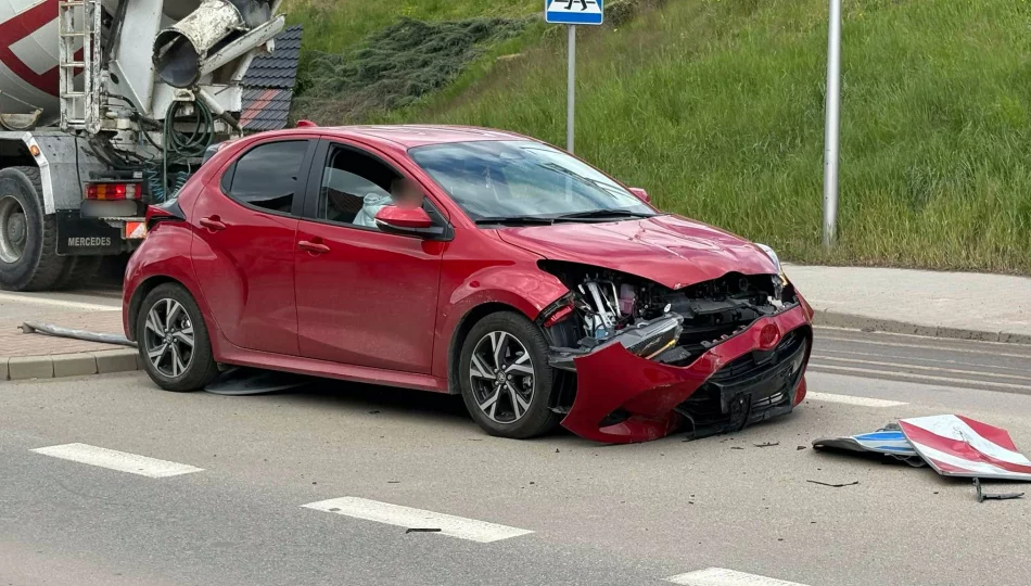 Osobówka wjechała na wysepkę i zniszczyła znaki (WIDEO) - zdjęcie 1