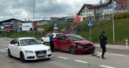 Osobówka wjechała na wysepkę i zniszczyła znaki (WIDEO) - zdjęcie 2