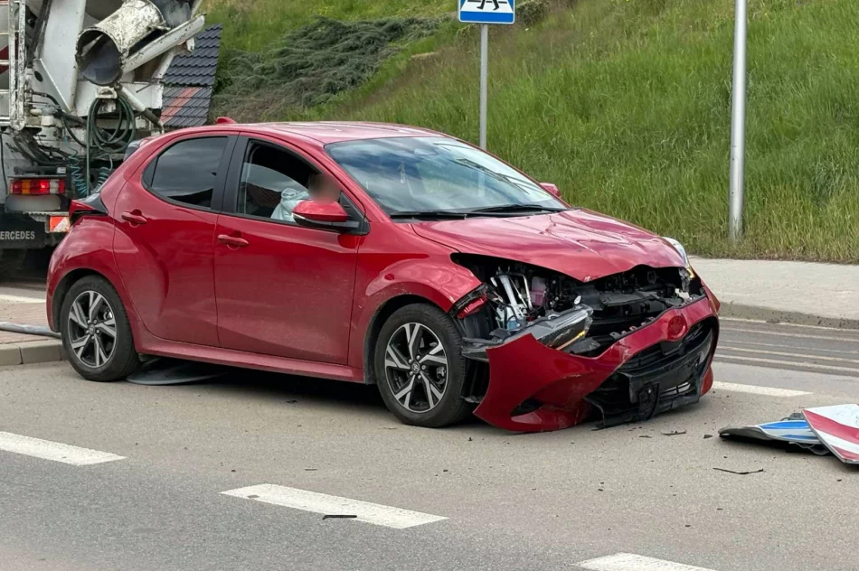 Osobówka wjechała na wysepkę i zniszczyła znaki (WIDEO) - zdjęcie 4