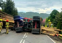 Moment zdarzenia na nagraniu. Passat przygnieciony drewnem… odjechał (WIDEO) - zdjęcie główne