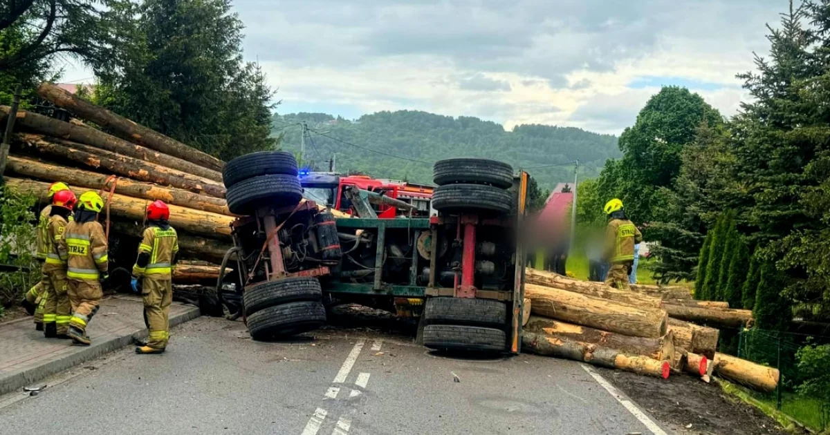 Moment zdarzenia na nagraniu. Passat przygnieciony drewnem… odjechał (WIDEO)