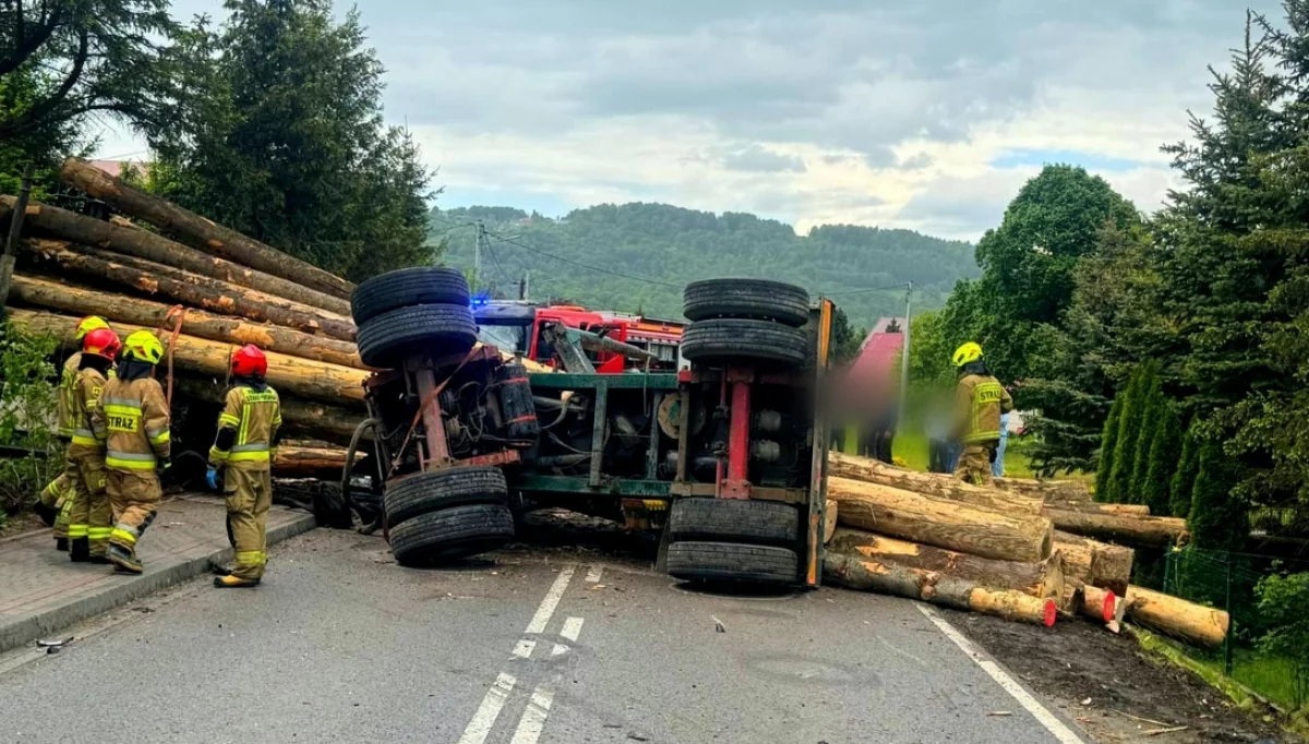 Moment zdarzenia na nagraniu. Passat przygnieciony drewnem… odjechał (WIDEO)