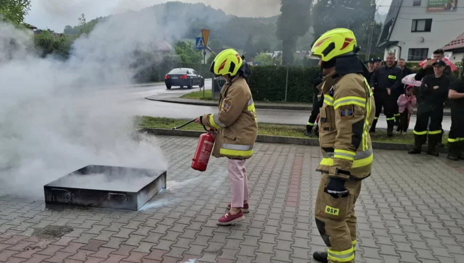 Nawrocka z gaśnicą. Żona kandydata gościła na Limanowszczyźnie (ZDJĘCIA) - zdjęcie 1