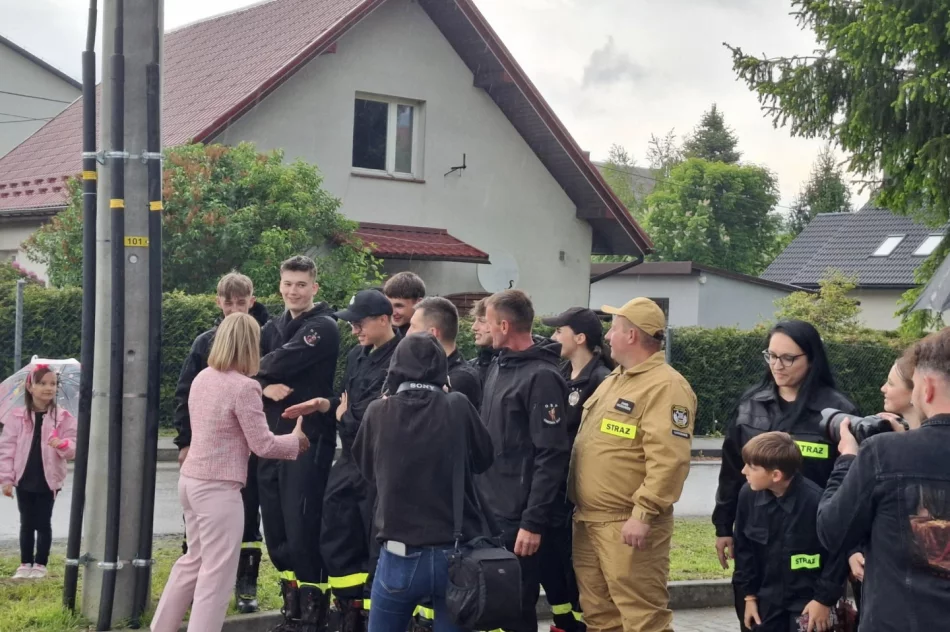 Nawrocka z gaśnicą. Żona kandydata gościła na Limanowszczyźnie (ZDJĘCIA) - zdjęcie 10