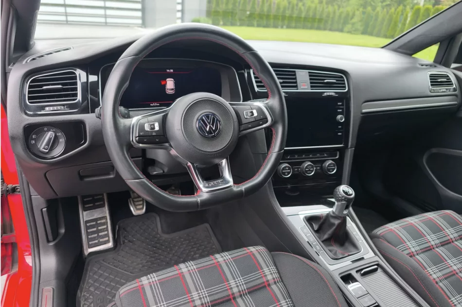 VW Golf VII GTI Performance 245 KM – Bogato wyposażony hot hatch! - zdjęcie 6