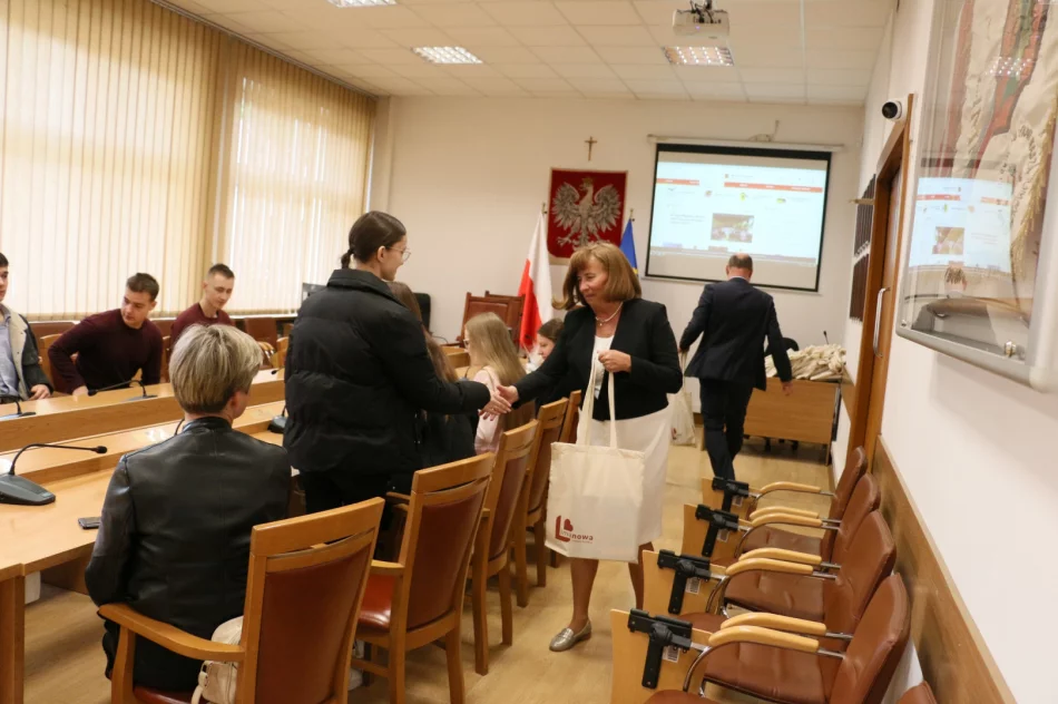 27 maja uczniowie odwiedzili Urząd Miasta Limanowa z okazji Dnia Samorządowca - zdjęcie 17