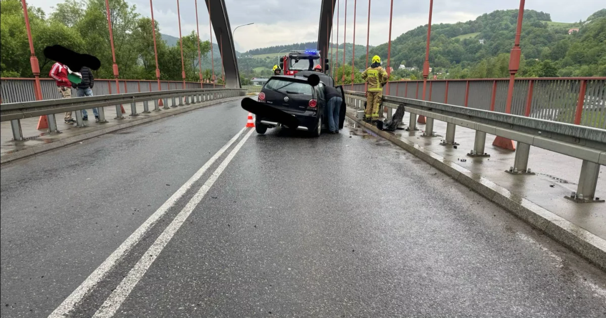 Samochód uderzył w barierę na moście