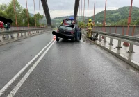 Samochód uderzył w barierę na moście - zdjęcie główne