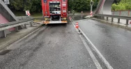 Samochód uderzył w barierę na moście - zdjęcie 2
