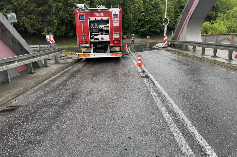 Samochód uderzył w barierę na moście - zdjęcie 2