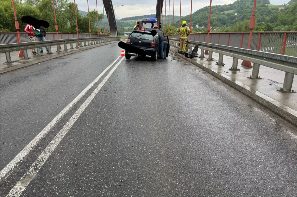 Samochód uderzył w barierę na moście - zdjęcie 3