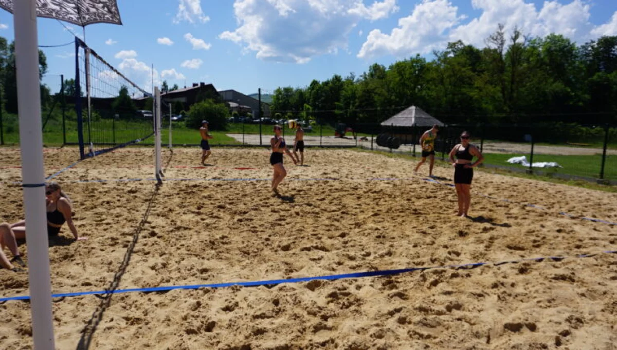 Rywalizacja szkół średnich w siatkówce plażowej rozstrzygnięta