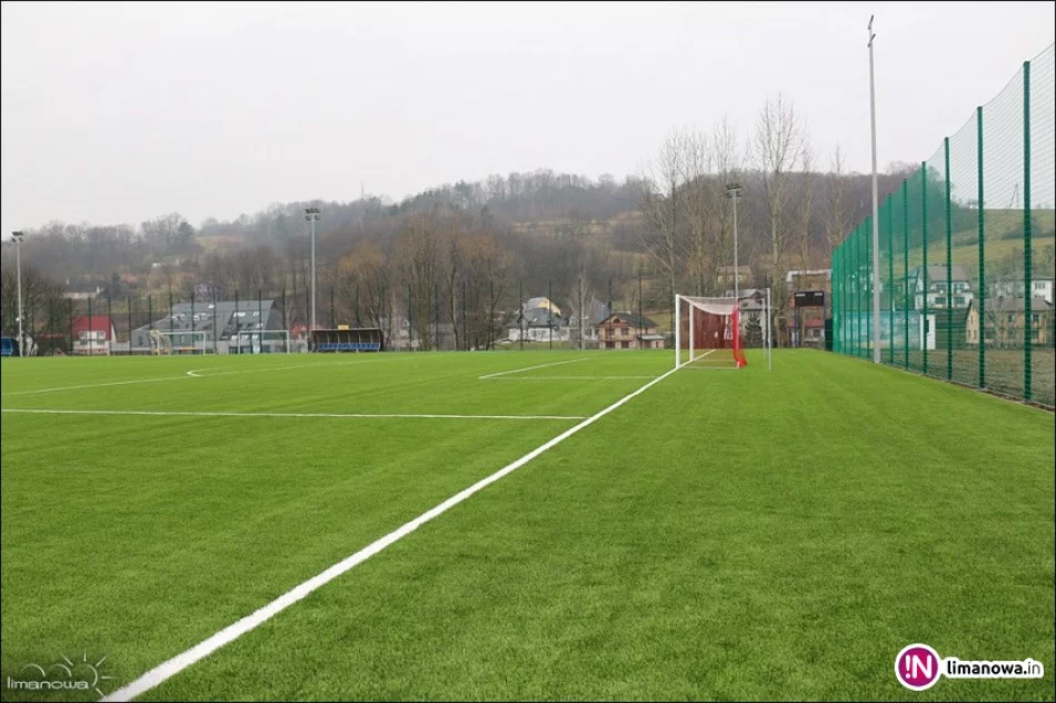 Boisko ze sztuczną nawierzchnią odebrane. Kosztowało prawie 1,7 mln zł - zdjęcie 2