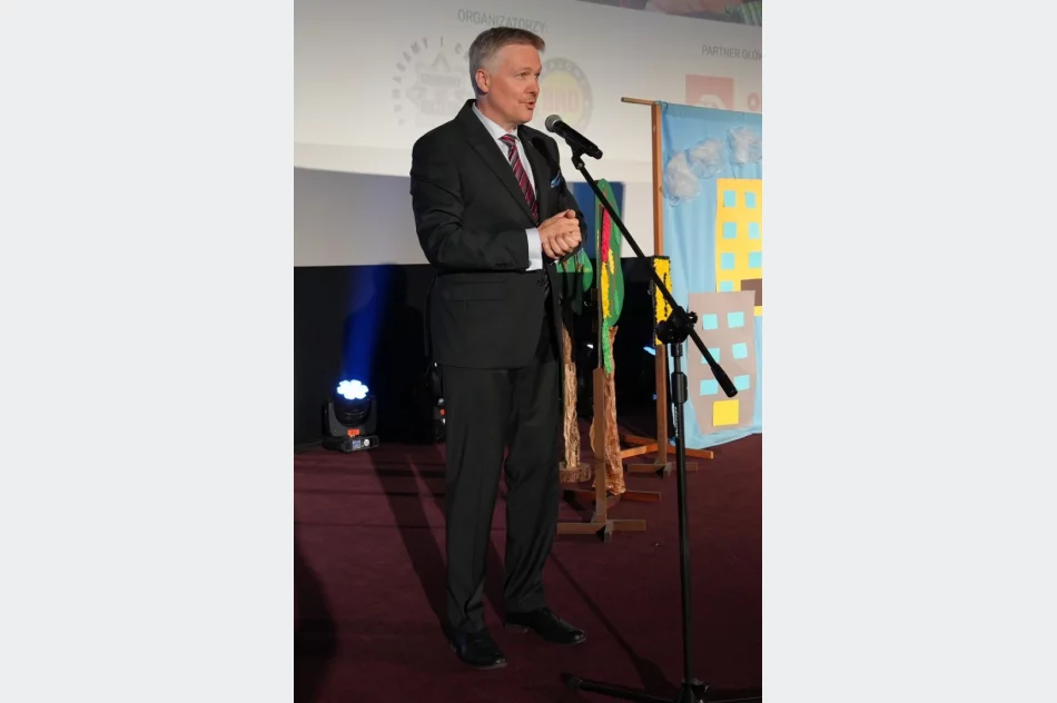 Zespół Szkolno-Przedszkolny Nr 4 odebrał nagrody za zwycięstwo w Ogólnopolskim Konkursie „Odblaskowa Szkoła” - zdjęcie 10