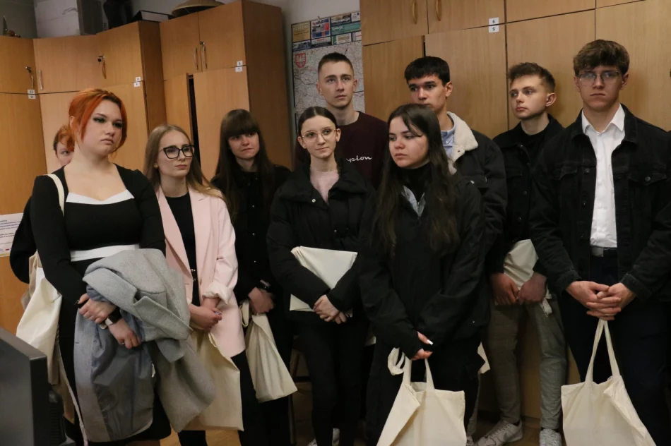 Uczniowie z Tischnera odwiedzili magistrat w ramach Dnia Samorządu - zdjęcie 4