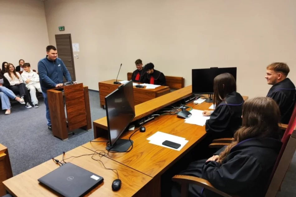 Uczniowie „Ekonoma” w roli sędziów, prokuratorów, obrońców, świadków i oskarżonych - zdjęcie 3