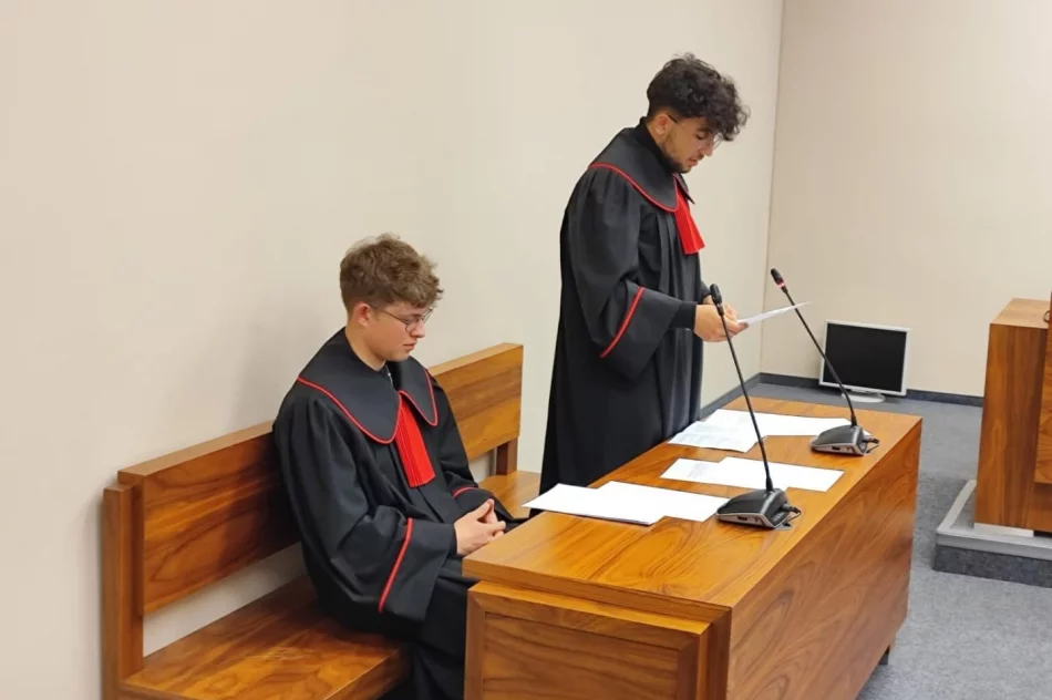 Uczniowie „Ekonoma” w roli sędziów, prokuratorów, obrońców, świadków i oskarżonych - zdjęcie 5