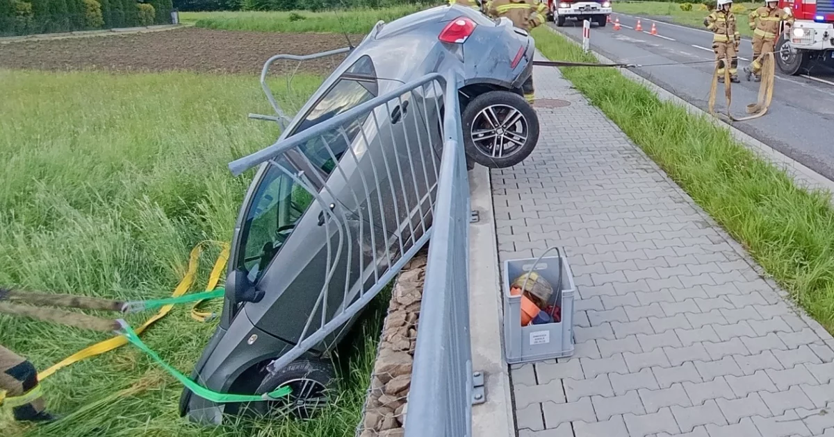 Groźnie wyglądające zderzenie trzech pojazdów