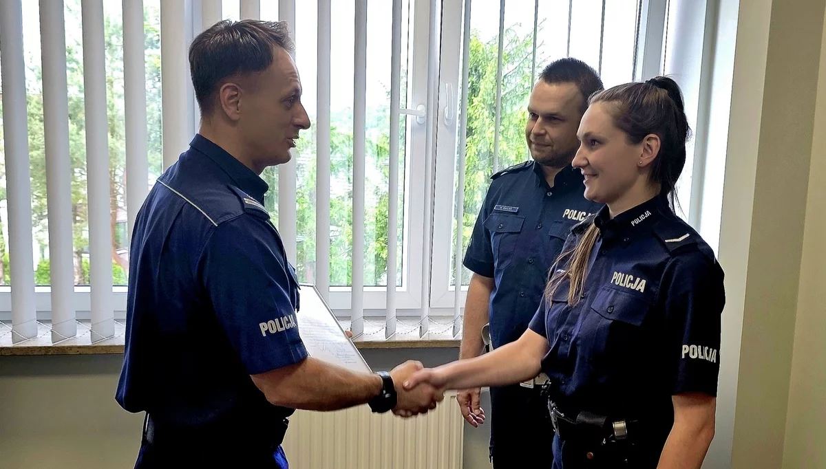 Gratulacje dla sierżant Marty Wielowskiej/fot.: KPP Limanowa