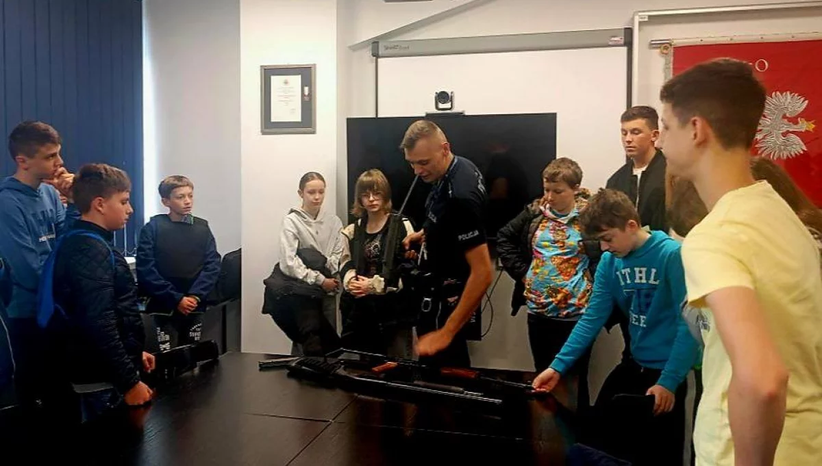 Uczniowie poznali pracę limanowskich policjantów