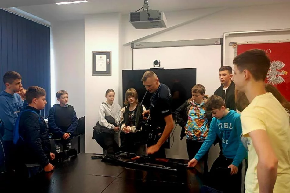 Uczniowie poznali pracę limanowskich policjantów - zdjęcie 4