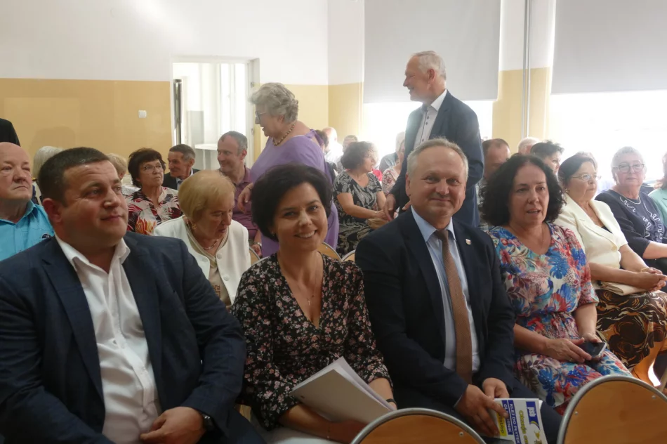 Uroczyste spotkanie z Krystyną Suchodolską-Olchawą w Szkole Podstawowej w Młynnem - zdjęcie 9