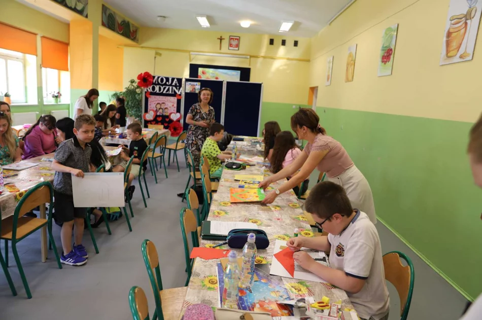21. Konkurs Plastyczny dla uczniów z niepełnosprawnościami pod hasłem „Moja rodzina” odbył się w ZSP Nr 1 - zdjęcie 7