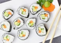 Jak zrobić sushi z łatwo dostępnych składników z marketu? - zdjęcie główne
