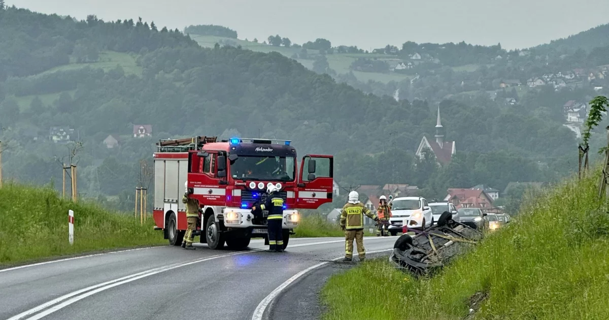 Samochód wpadł do rowu i przewrócił się