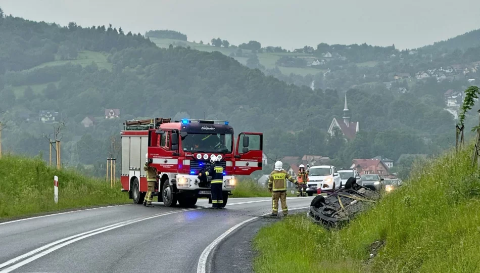 Samochód wpadł do rowu i przewrócił się - zdjęcie 1