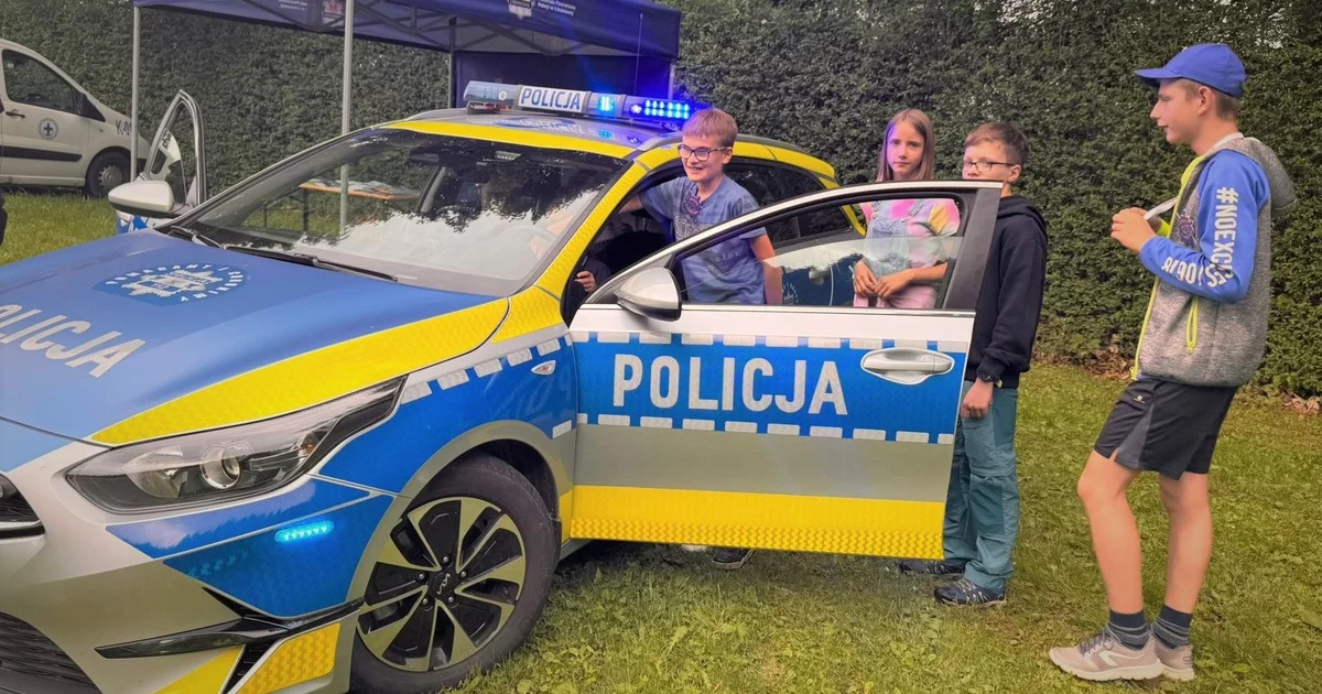 Policjanci na pikniku rodzinnym w domu dziecka