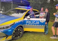 Policjanci na pikniku rodzinnym w domu dziecka - zdjęcie główne