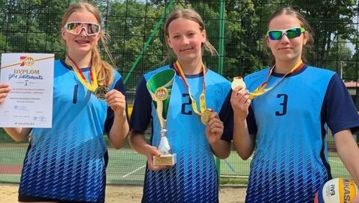 ZŁOTO I AWANS OGÓLNOPOLSKI dla siatkarek plażowych „JEDYNKI”!