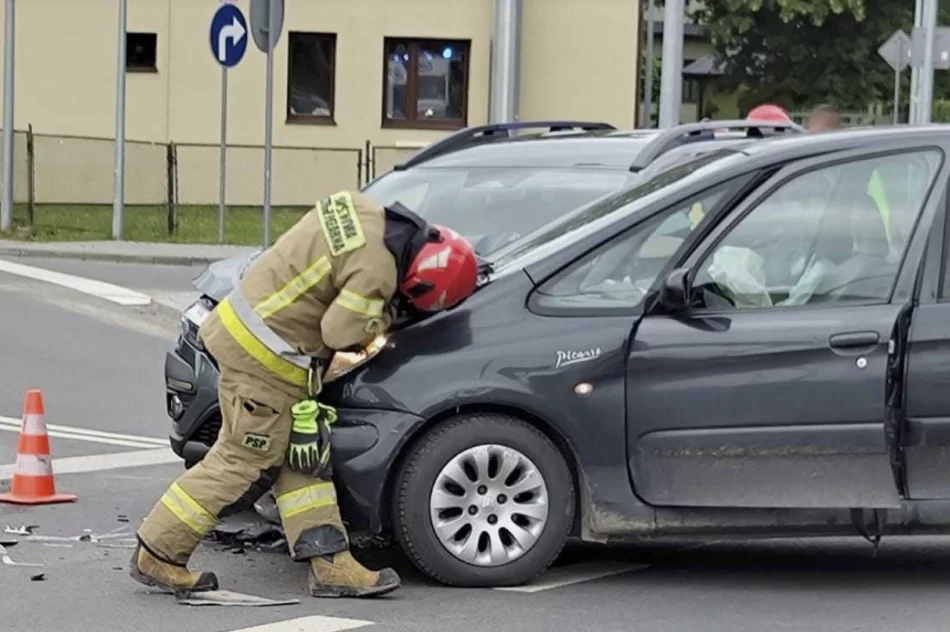Zderzenie dwóch samochodów - zdjęcie 2