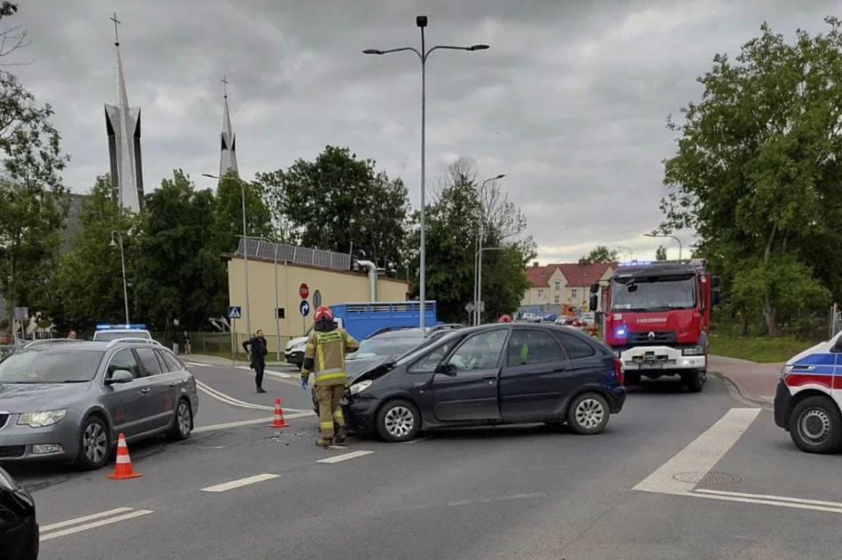 Zderzenie dwóch samochodów - zdjęcie 3