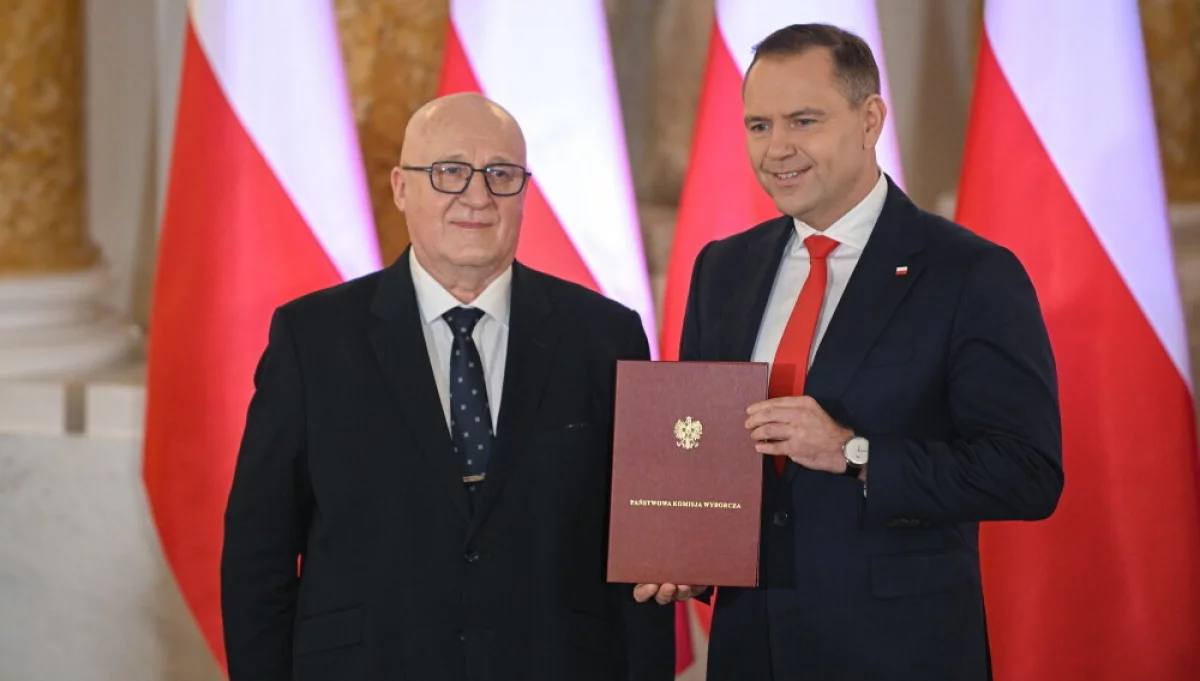 Karol Nawrocki odebrał od szefa PKW Sylwestra Marciniaka uchwałę o wyborze na urząd prezydenta RP