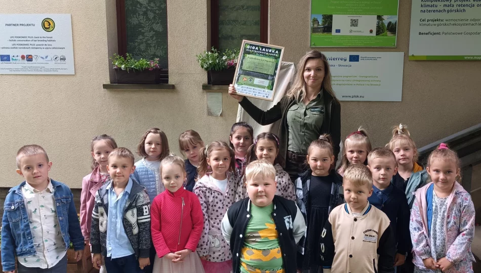 Przedszkolaki z Nowego Rybia wzięły udział w ogólnopolskiej akcji - Giga Laurka dla Strażników Lasów - zdjęcie 1