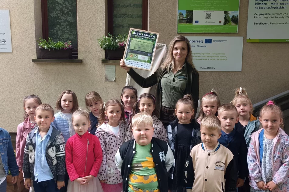 Przedszkolaki z Nowego Rybia wzięły udział w ogólnopolskiej akcji - Giga Laurka dla Strażników Lasów - zdjęcie 2